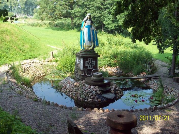 Zdjęcie: Betonowa figura Matki Bożej usytuowana jest z boku plebanii, wykonana została własnoręcznie przez Ks. Proboszcza Bolesława Zawistowskiego.